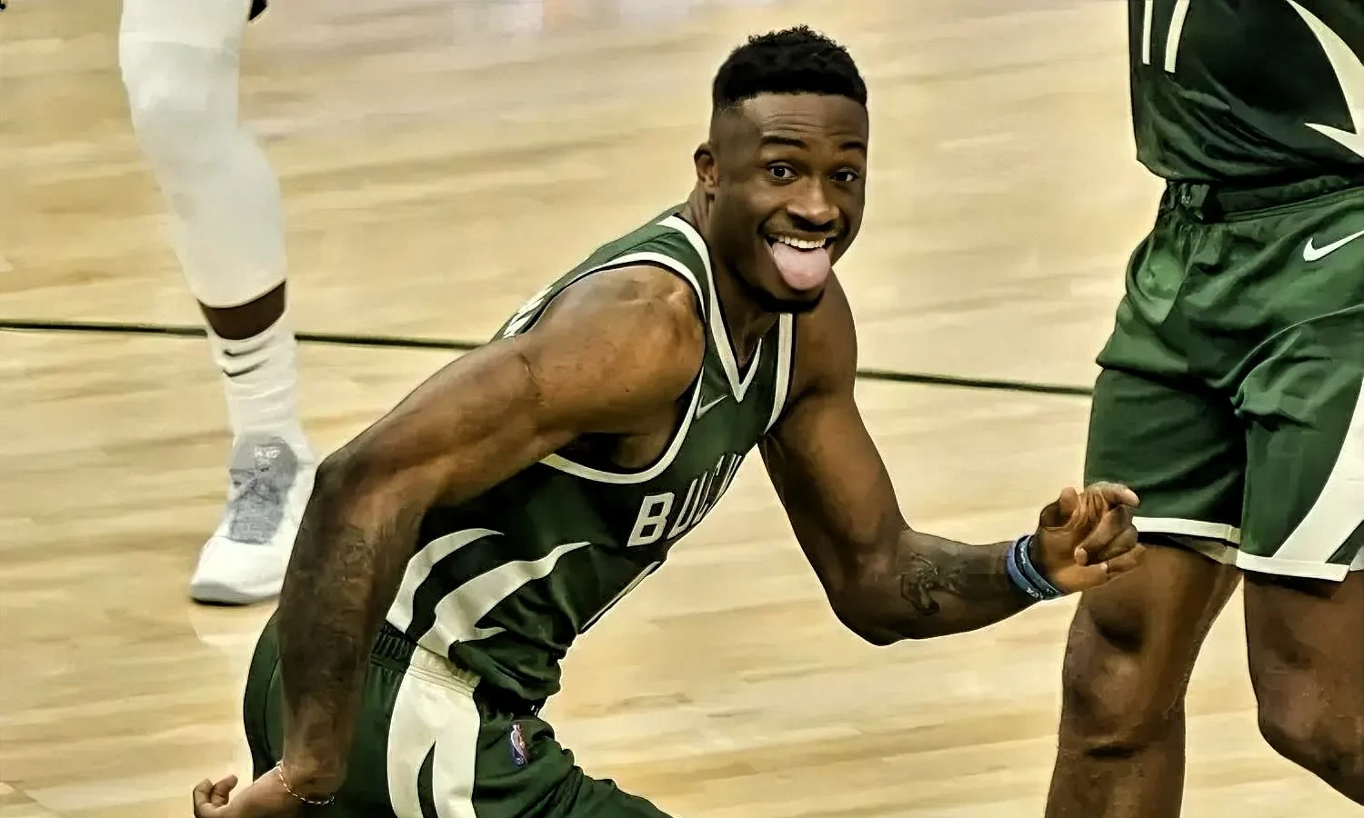 赛前密尔沃基雄鹿备战NBA总决赛；临场应变细节曝光；压力陡增；临场指挥获称赞的简单介绍