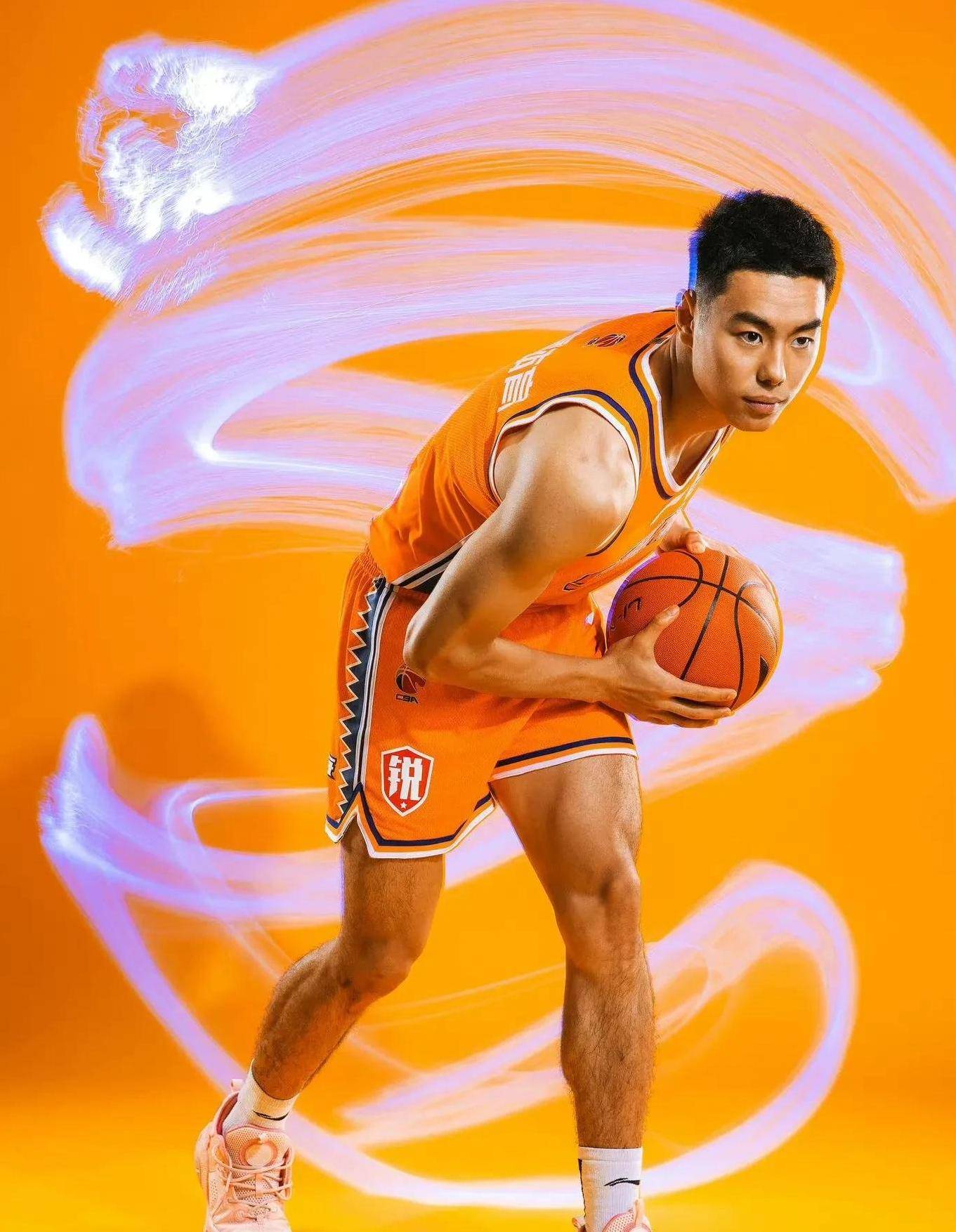 包含赛地聚焦：CBA常规赛赛后热度飙升，奥兰多魔术状态回暖，更衣室稳定，更衣室氛围转暖的词条