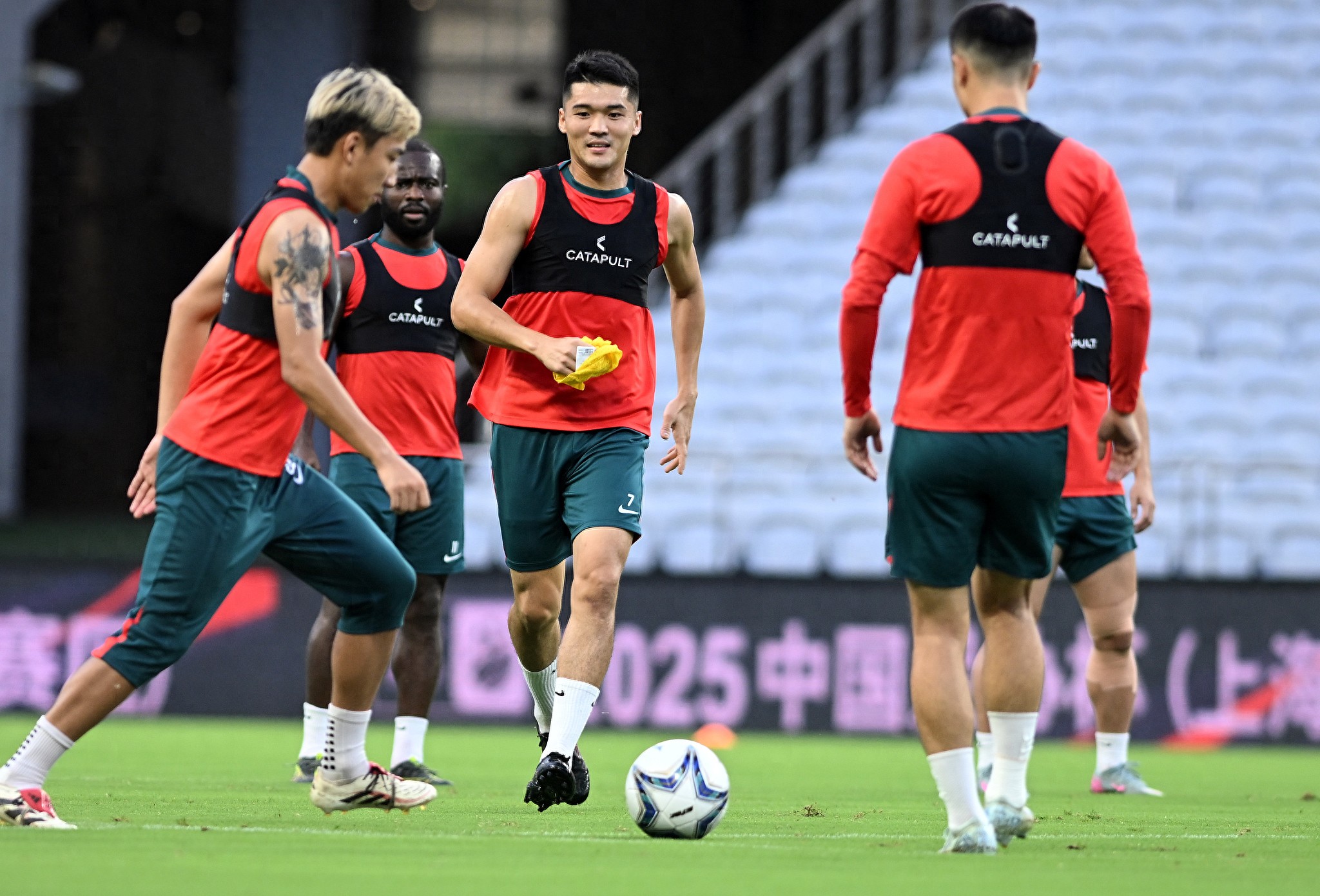 法甲赛程吃紧；山东泰山转会期防线松动；质疑声仍在；阵容厚度经受考验的简单介绍